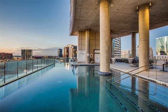 2430 Victory Park Ln in Dallas, TX - Building Photo - Building Photo