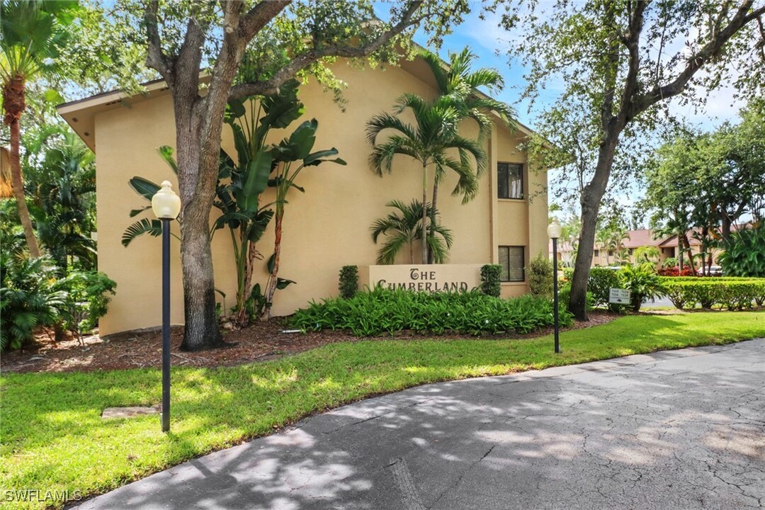 7115 Lakeridge Ct in Ft. Myers, FL - Building Photo