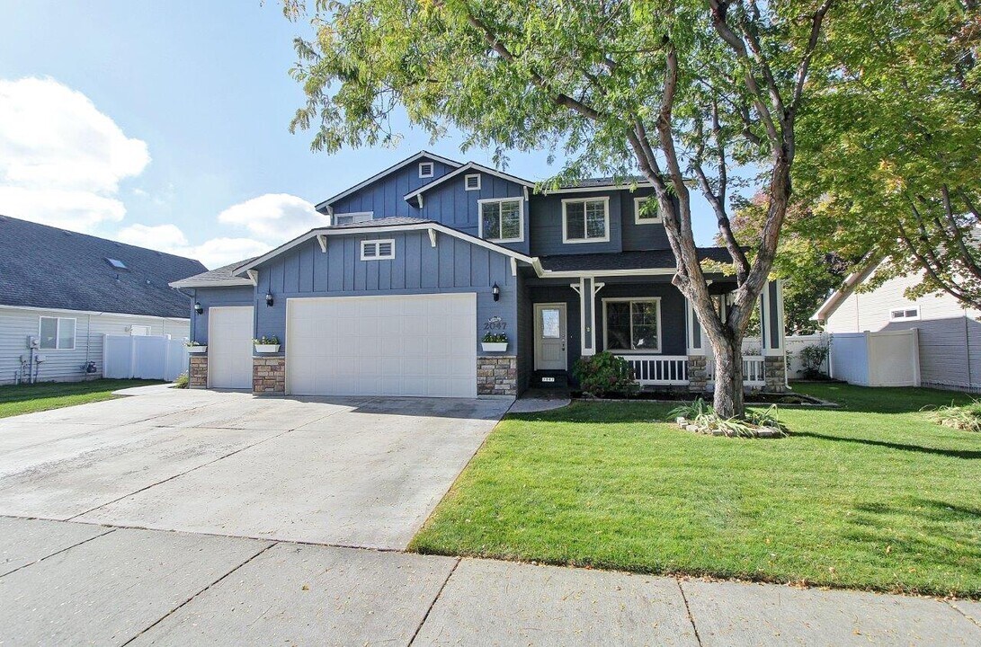 2047 S Ice Bear Way in Meridian, ID - Building Photo