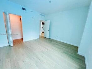 950 Brickell Bay Dr, Unit 1109 in Miami, FL - Foto de edificio - Building Photo