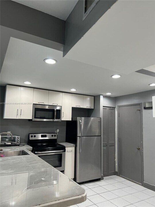 1710 NE 191st St in North Miami Beach, FL - Building Photo