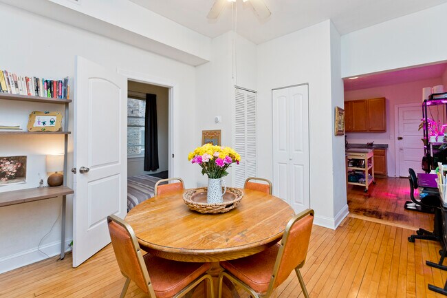 3851 N Bernard St, Unit 1F in Chicago, IL - Building Photo - Building Photo