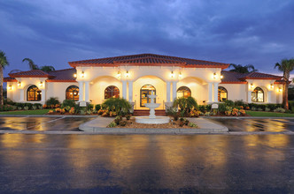 Village Green Active 55+ in St. Petersburg, FL - Foto de edificio - Building Photo