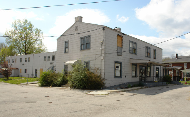 Southern Manor in Roanoke, VA - Building Photo - Building Photo