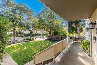 827 University Ave in Palo Alto, CA - Foto de edificio - Building Photo