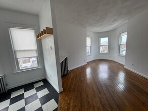 146 Oxford St, Unit 2 in Somerville, MA - Foto de edificio - Building Photo