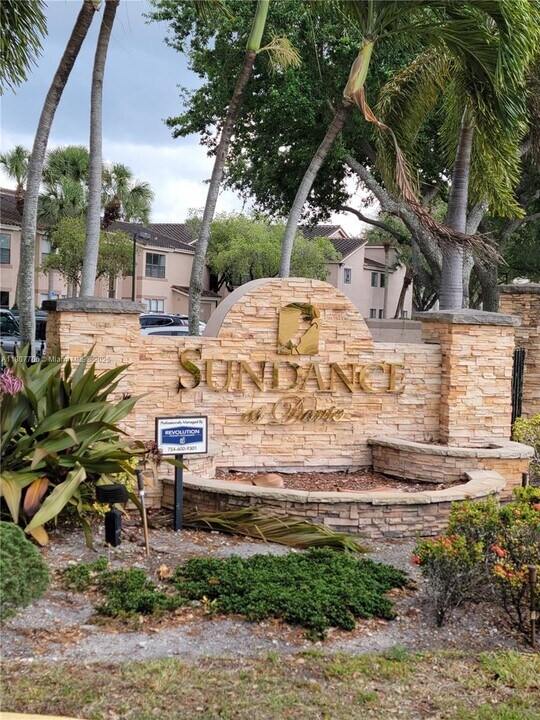 2900 S University Dr in Davie, FL - Building Photo