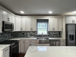 27 Dunlop Rd in Huntington, NY - Building Photo - Building Photo
