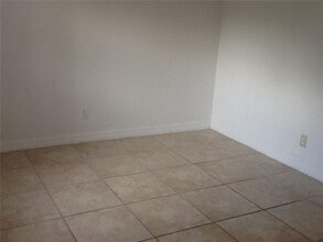 101 NE 41st St in Oakland Park, FL - Foto de edificio - Building Photo