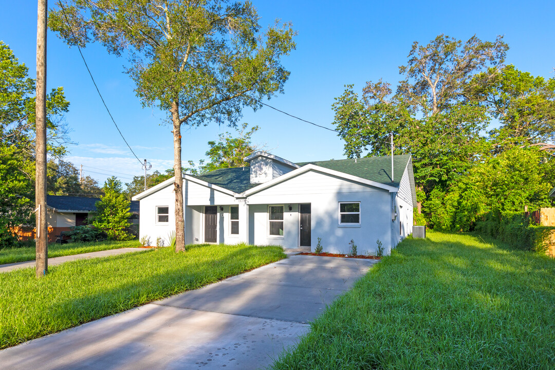 14200 N 19th St in Tampa, FL - Foto de edificio