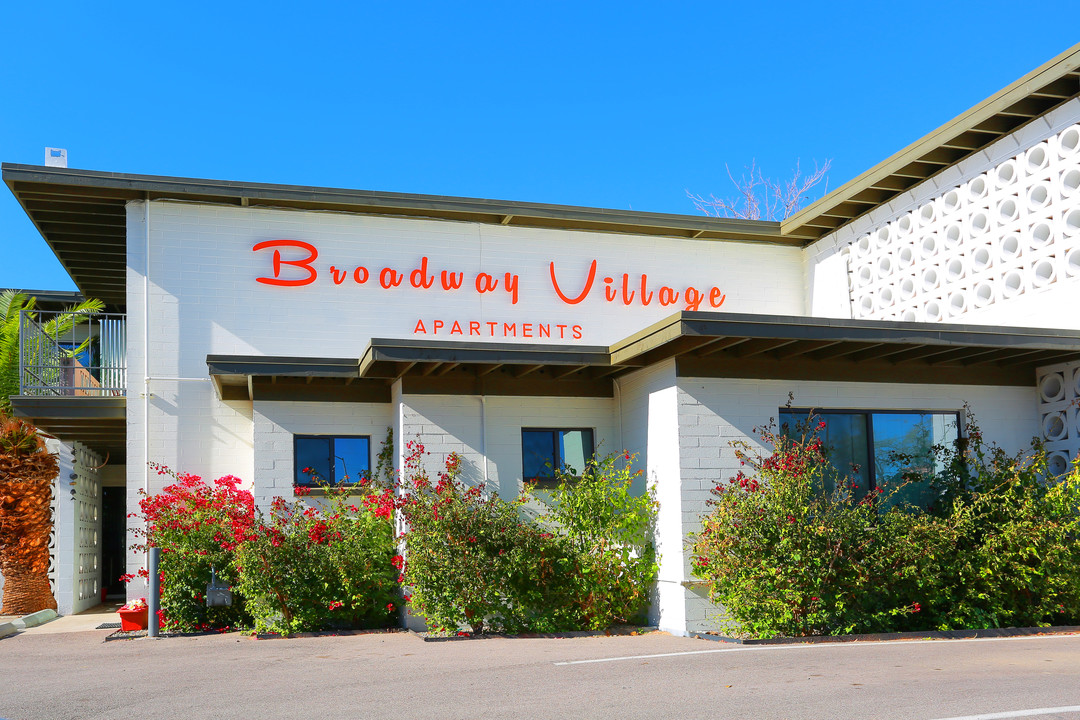 Broadway Village Apartments in Tucson, AZ - Building Photo