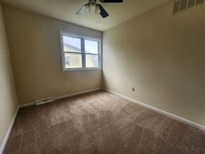 321 Mayberry Ln in Dover, DE - Foto de edificio - Building Photo
