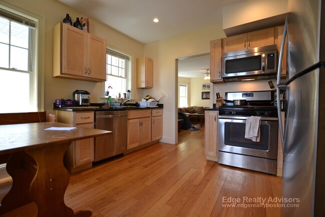 78 Brooks St, Unit 1 in Boston, MA - Building Photo - Building Photo