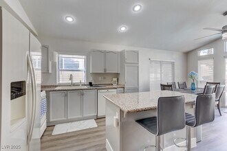 9204 Sapphire Point Ave in Las Vegas, NV - Building Photo - Building Photo