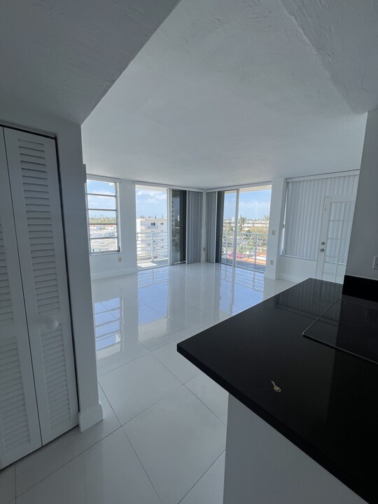 7800 Carlyle Ave, Unit 6D in Miami, FL - Building Photo