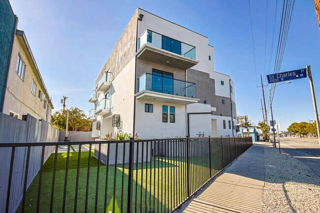1638 S Longwood Ave in Los Angeles, CA - Building Photo - Building Photo