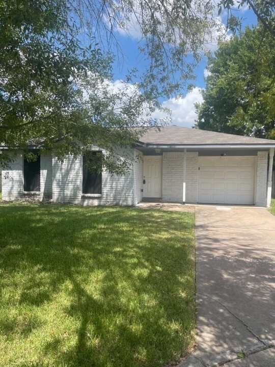 12811 Roandale Dr in Houston, TX - Foto de edificio