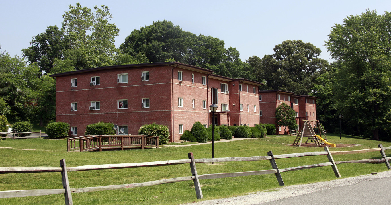 Friendship Place Apartments in Woodbridge, VA - Building Photo