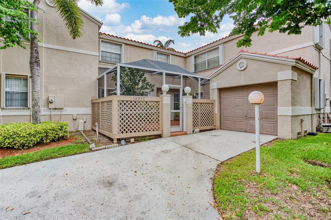 10935 Neptune Dr in Hollywood, FL - Foto de edificio