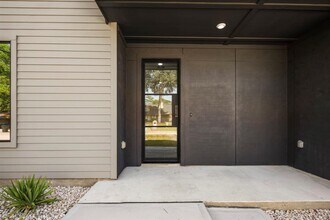 10728 Twin Oak Dr in Conroe, TX - Building Photo - Building Photo
