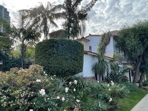 10806 Lindbrook Dr, Unit 2 in Los Angeles, CA - Building Photo - Building Photo