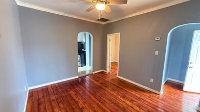 8224 S Muskegon Ave in Chicago, IL - Building Photo - Building Photo