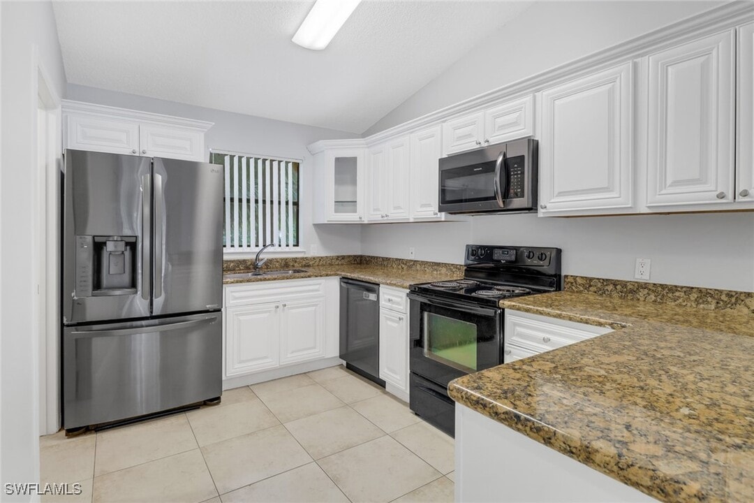2130 Arbour Walk Cir in Naples, FL - Building Photo