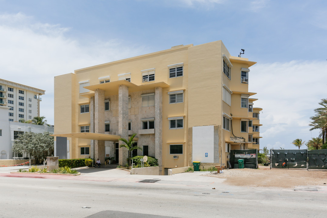 Surf Club Apartments in Surfside, FL - Building Photo