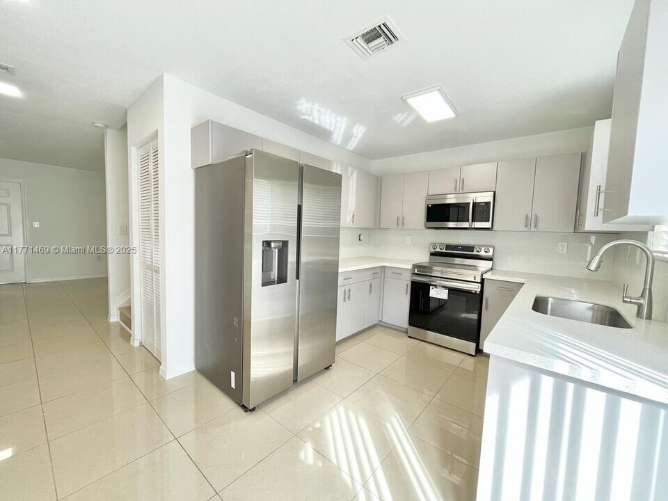 2056 NE 167th St in North Miami Beach, FL - Foto de edificio