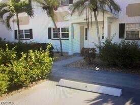 1518 Edgewater Cir in Ft. Myers, FL - Building Photo
