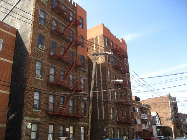 3528 99th St in Flushing, NY - Foto de edificio - Building Photo