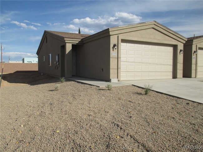 3532 N Burbank St in Kingman, AZ - Foto de edificio - Building Photo