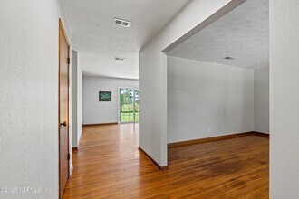 5127 Lourcey Rd in Jacksonville, FL - Foto de edificio - Building Photo