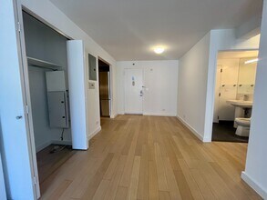 222 E 39th St in New York, NY - Building Photo - Building Photo
