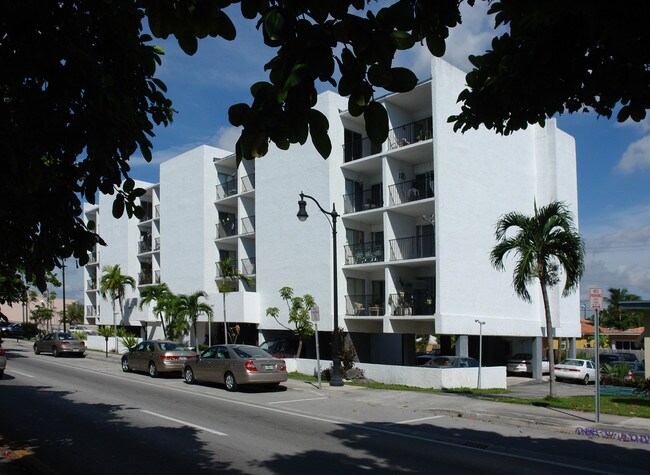 2461 Coral Way in Coral Gables, FL - Foto de edificio - Building Photo