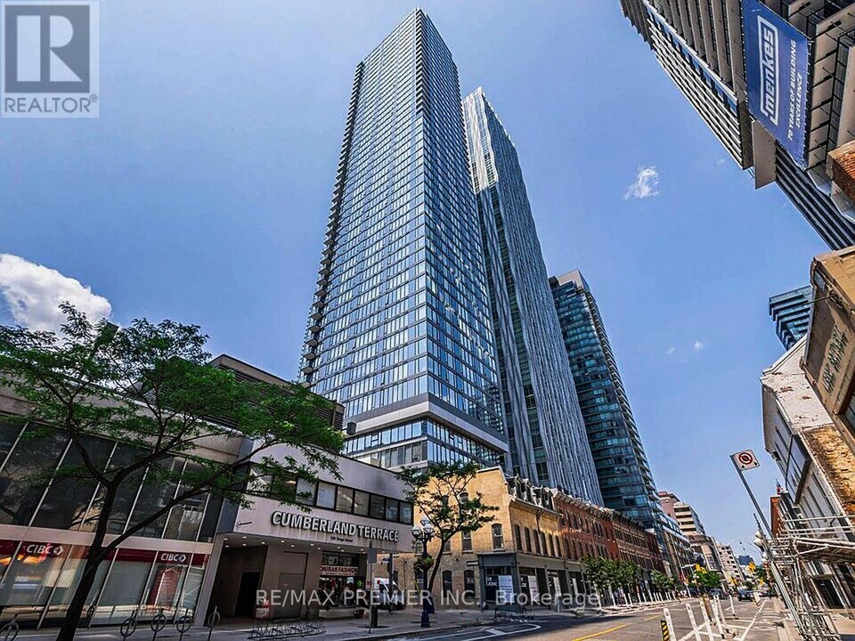 8 Cumberland St in Toronto, ON - Building Photo