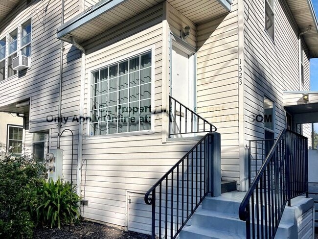 1323 Russell Way in Hayward, CA - Foto de edificio - Building Photo