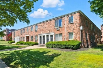 Pine Gardens in Freeport, NY - Building Photo - Building Photo