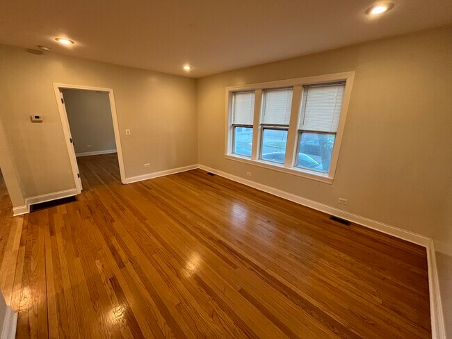 3422 W Waveland Ave in Chicago, IL - Foto de edificio - Building Photo