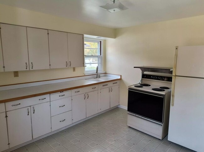 1256 Arlington Ave, Unit 1256 Upper in Manitowoc, WI - Foto de edificio - Building Photo