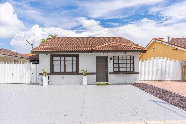 9035 NW 117th St in Hialeah, FL - Building Photo - Building Photo