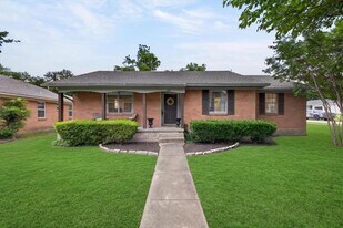 105 S Weatherred Dr in Richardson, TX - Building Photo