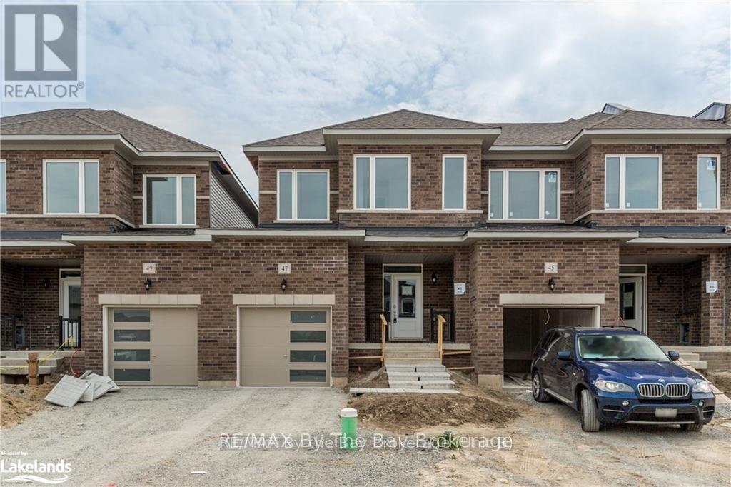 47 Lisa St in Wasaga Beach, ON - Building Photo