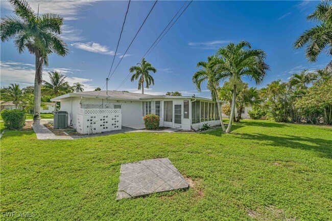 4520 SE 9th Ave in Cape Coral, FL - Foto de edificio - Building Photo