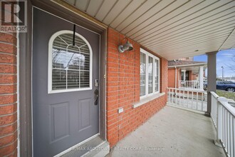 2502 Postmaster Dr in Oakville, ON - Building Photo - Building Photo