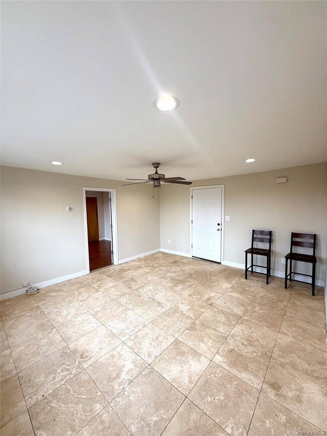 202 N Wellwood Ave in Lindenhurst, NY - Building Photo - Building Photo