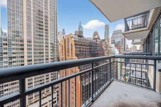 68 W 37th St in New York, NY - Building Photo - Building Photo