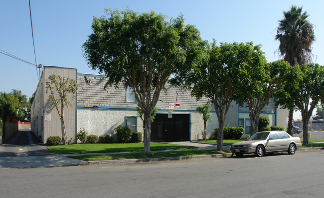 Van Buren Apartments in Midway City, CA - Foto de edificio - Building Photo