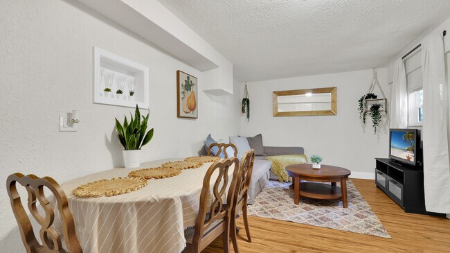 2201 E Idlewild Ave in Tampa, FL - Foto de edificio - Building Photo