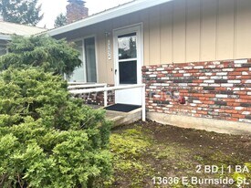 13636 E Burnside St in Portland, OR - Building Photo